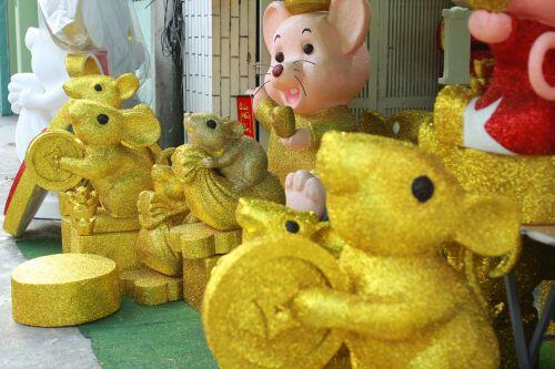 Dân Sài Gòn chi chục triệu mua chuột xốp khổng lồ chưng Tết