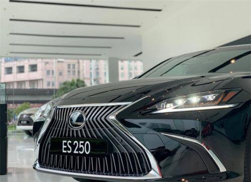 Lexus ES 250 2020 giá 2,54 tỷ đồng về Việt Nam: Thêm công nghệ để bám đuổi Mercedes E-Class
