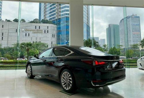 Lexus ES 250 2020 giá 2,54 tỷ đồng về Việt Nam: Thêm công nghệ để bám đuổi Mercedes E-Class