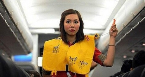 Nam hành khách bị phạt nặng vì xé vỏ áo phao trên máy bay