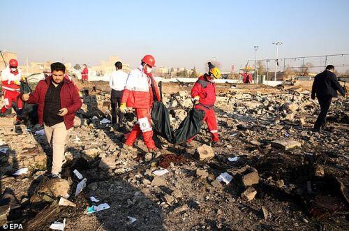 Video máy bay chở 176 người cháy ngùn ngụt trên không trước khi rơi ở Iran