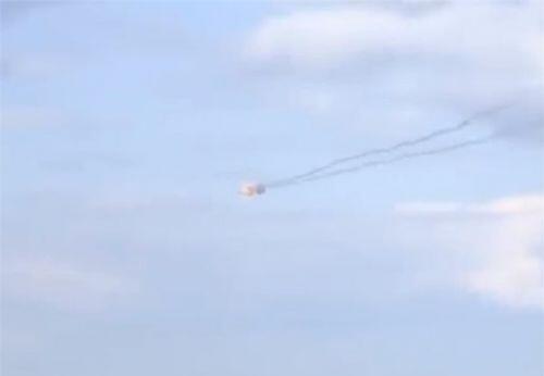 Xe Nga vừa đi vừa phóng tên lửa, xé nát máy bay không người lái