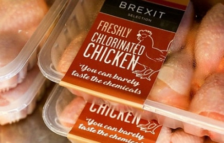 Anh tiếp tục cấm nhập khẩu gà khử trùng từ Mỹ sau Brexit