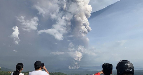 Núi lửa Philippines phun tro bụi cao 1 km, 8.000 dân được lệnh sơ tán