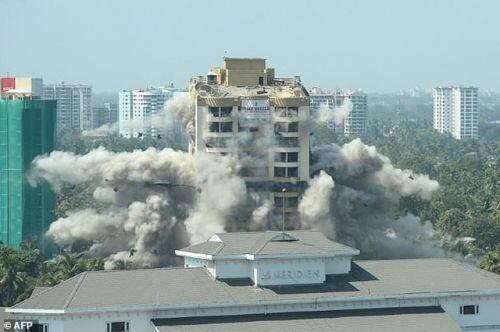 [Video] Ấn Độ đánh sập tòa nhà 19 tầng vì xây dựng trái phép