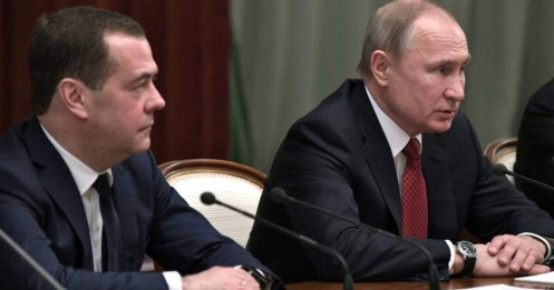 Thủ tướng Nga Medvedev nộp đơn từ chức