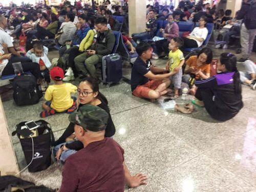 Ga quốc nội Tân Sơn Nhất đông nghẹt như 'bến xe đò'