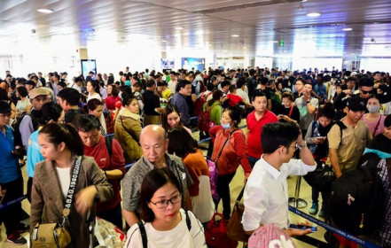 Sân bay Tân Sơn nhất “tê liệt”: Nhà ga chật ních, các tuyến đường kẹt xe nghiêm trọng