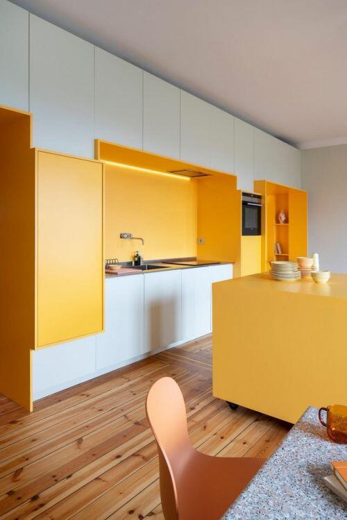 Căn nhà 80 m2 bắt mắt và đầy sức hút nhờ những bức tường sơn vàng ấn tượng