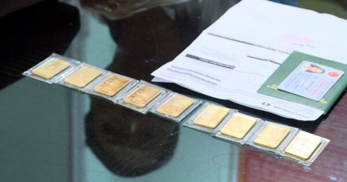 Trộm thẻ master của khách, rút hơn 600 triệu đi mua vàng