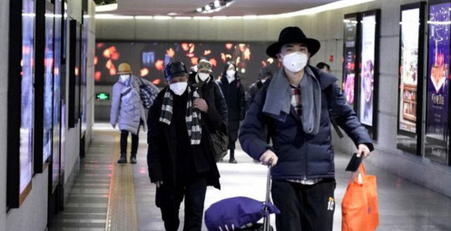 Sợ lây viêm phổi lạ, các công ty Trung Quốc phát khẩu trang cho nhân viên