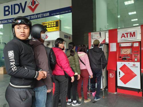 Hàng loạt ATM "nghỉ Tết" sớm, người dân "đôn đáo" chạy khắp nơi chờ rút tiền