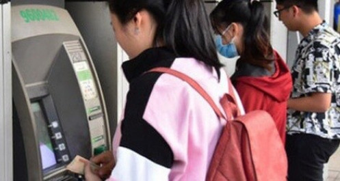 Đến hẹn lại ùn ứ ở cây ATM, Thống đốc yêu cầu thêm kênh chi trả