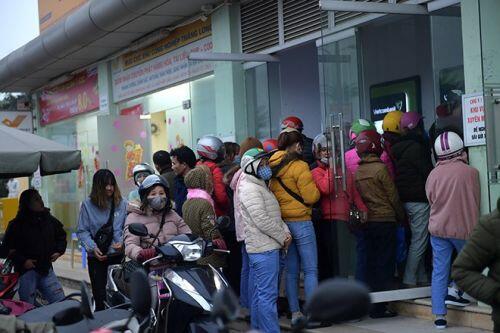 Cận Tết, công dân vẫn 'dài cổ' chờ rút tiền tại các cây ATM