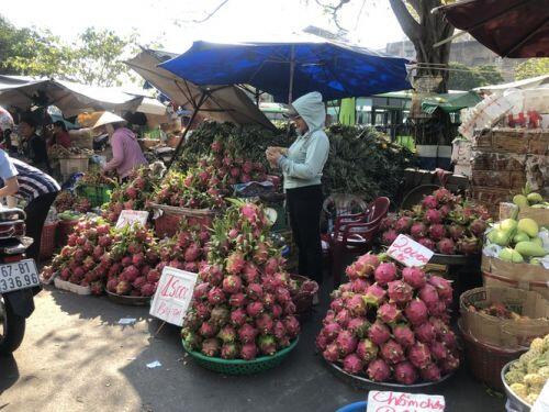 Trái cây 'khổng lồ' gắn mác ngoại bày bán giá rẻ trên vỉa hè Sài Gòn
