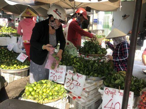 Trái cây 'khổng lồ' gắn mác ngoại bày bán giá rẻ trên vỉa hè Sài Gòn
