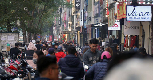 Chen chúc mua sắm Tết trên "con đường thời trang" lớn nhất Hà Nội