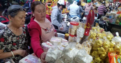 Tăng giá bán, chợ miền Trung giữa Sài Gòn vẫn tấp nập ngày cận tết