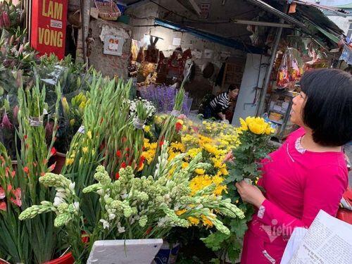Phát hoảng đi chợ 29 Tết, hoa tươi tăng giá gấp 3 lần