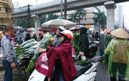 Hà Nội: Phiên chợ sáng 30 Tết, nhiều mặt hàng vẫn tăng giá