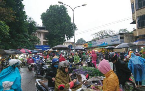 Hà Nội: Phiên chợ sáng 30 Tết, nhiều mặt hàng vẫn tăng giá