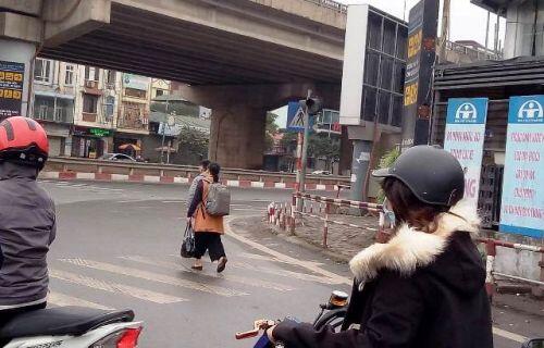 Những cảnh tượng hiếm thấy trong bến xe ở Hà Nội ngày 30 Tết