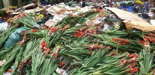 Tan tác chợ hoa Sài Gòn, tiền tỉ đổ bỏ ngày 30 tết