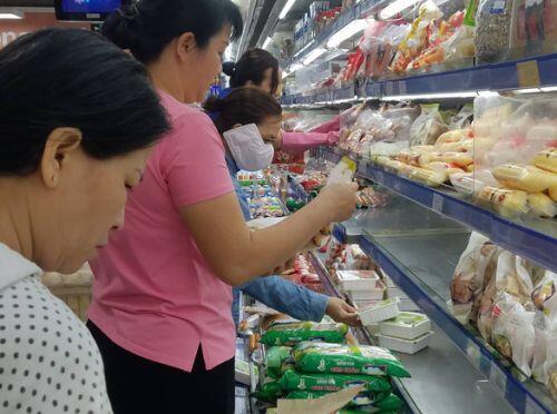 Sáng 30 Tết: khách đến siêu thị và chợ không đông, nhiều mặt hàng giảm giá bán