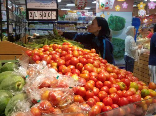 Sáng 30 Tết: khách đến siêu thị và chợ không đông, nhiều mặt hàng giảm giá bán