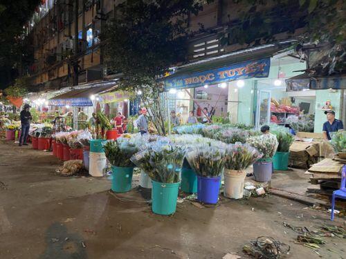 Tan tác chợ hoa Sài Gòn, tiền tỉ đổ bỏ ngày 30 tết