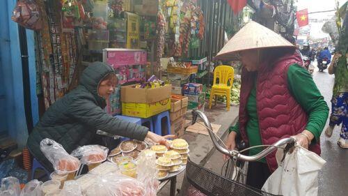 Hà Nội: Giá thịt lợn, thịt gà tăng kỷ lục, người dân chen nhau mua 30 Tết
