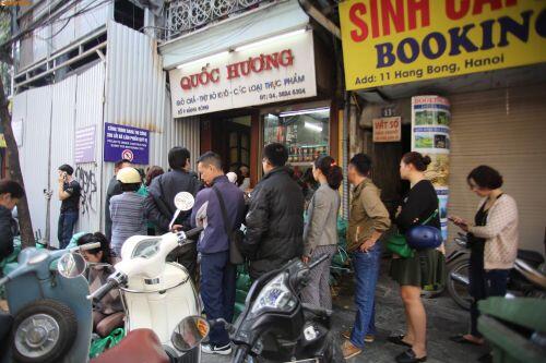 Xếp hàng mua bánh chưng, người Hà Nội gợi nhớ về 1 thuở khó