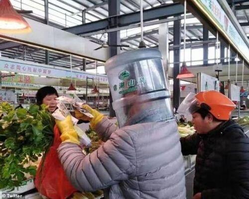 Người Trung Quốc đội chai nhựa, chùm túi nilon... để tự bảo vệ khỏi virus corona