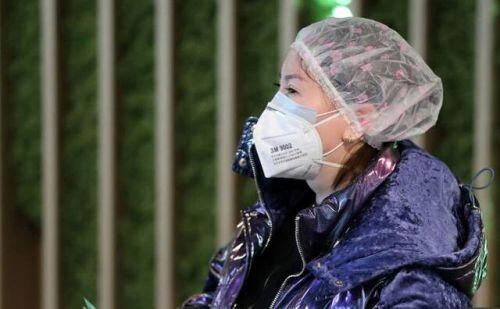 Người Trung Quốc đội chai nhựa, chùm túi nilon... để tự bảo vệ khỏi virus corona
