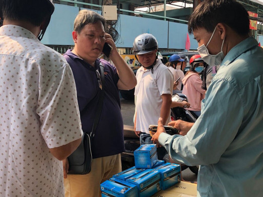 'Cháy' hàng, hét giá khẩu trang, nước rửa tay