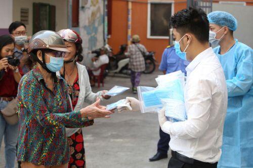 Đang phát miễn phí hàng trăm ngàn khẩu trang y tế tại TP.HCM, Hà Tĩnh