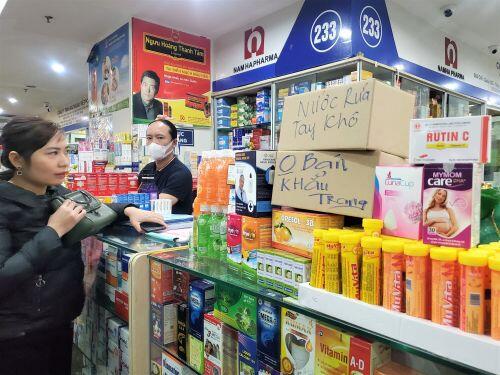 Sau 1 đêm, chợ thuốc lớn nhất Hà Nội đồng loạt đặt biển 'không bán khẩu trang, miễn hỏi'