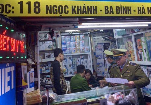 Công an Hà Nội công khai 16 cửa hàng "chặt chém" người mua khẩu trang