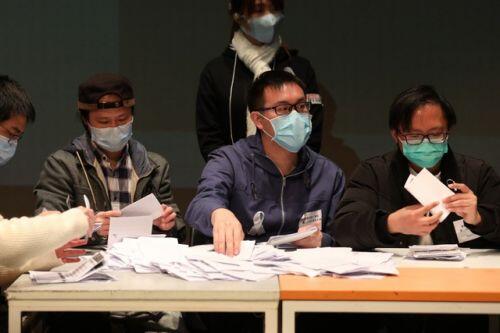 Nhân viên bệnh viện Hong Kong dọa đình công đòi đóng cửa biên giới, lãnh đạo y tế bật khóc