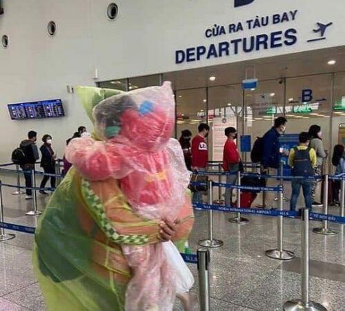 'Trời không mưa cũng mặc áo mưa', đi sân bay như chống nhiễm xạ