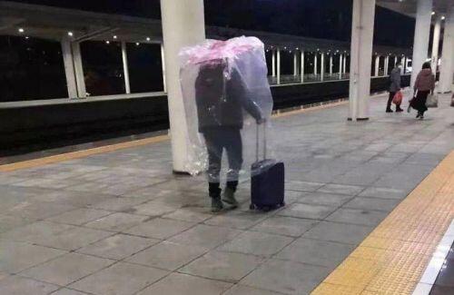 'Trời không mưa cũng mặc áo mưa', đi sân bay như chống nhiễm xạ
