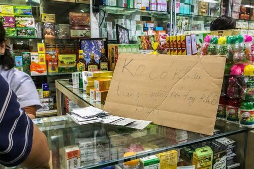Giữa cơn sốt, chợ thuốc Hapulico đồng loạt treo biển "không bán khẩu trang"