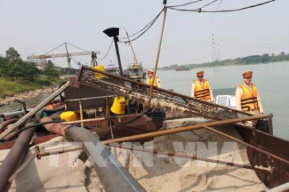 Phạt chủ tàu khai thác cát lậu trên sông Hồng gần 55 triệu đồng