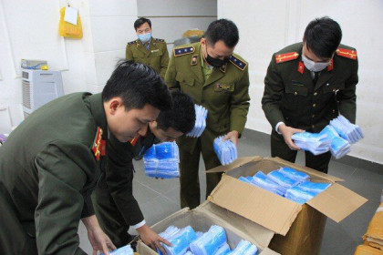 Hà Nội: Công an thu giữ lô khẩu trang y tế có biểu hiện tích trữ để bán ra nước ngoài