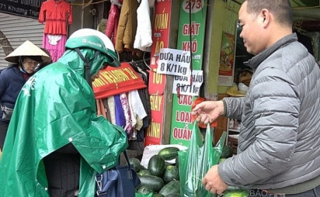 Người dân tấp nập mua dưa hấu giá rẻ trên vỉa hè Hà Nội