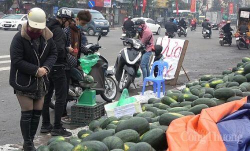 Người dân tấp nập mua dưa hấu giá rẻ trên vỉa hè Hà Nội