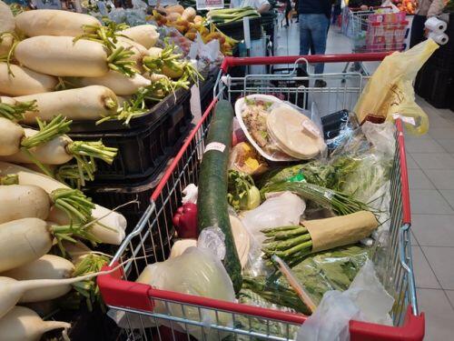 Người dân đổ xô đi mua đồ tích trữ phòng dịch corona, kệ hàng rau củ quả “cháy hàng”