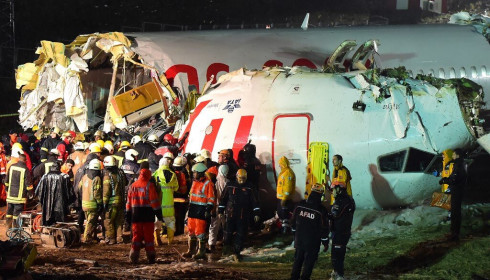 Máy bay gãy thành 3 đoạn khi hạ cánh, 3 người chết, 179 người bị thương