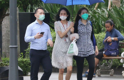 Indonesia: Phòng ngừa virus corona, người dân "cắn răng" mua hộp khẩu trang y tế giá 1,6 gram vàng