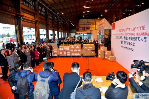 Việt Nam trao trang thiết bị, vật tư y tế tặng Trung Quốc chống dịch bệnh virus corona
